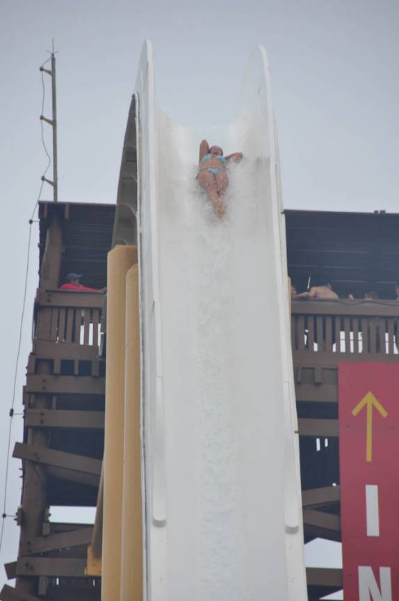 Deslizando a mais de 100 km/h pelo Insano, no Beach Park, em Fortaleza - CE